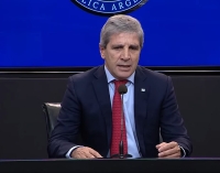 Luis Caputo explicó que se realizará una «flexibilización parcial» de los créditos en dólares