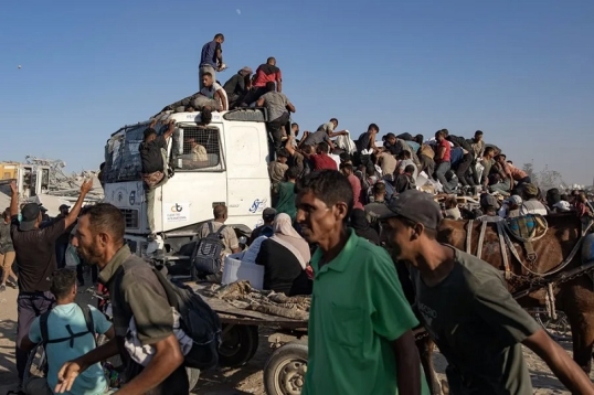 Franja de Gaza: Hay veinte muertos al volcar un camión con ayuda humanitaria