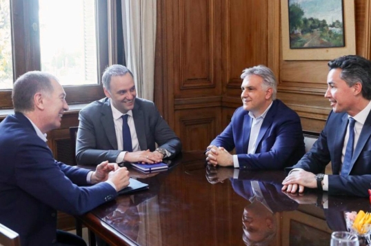 Martín Llaryora calificó de “positiva, cordial y productiva” su reunión con Diego Santilli y Adorni