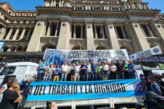 La CGT, CTA y UTEP marchan contra la extranjerización de la tierra