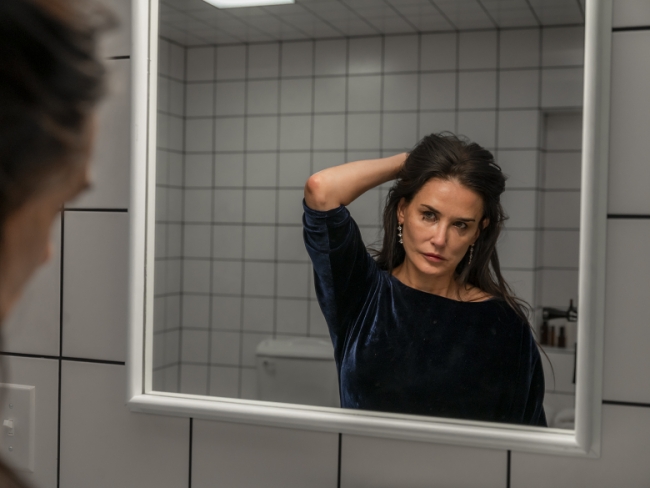 Llega a las salas «La Sustancia», con Demi Moore, Margaret Qualley, Dennis Quaid