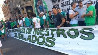 Miles de personas marchan en apoyo a los jubilados