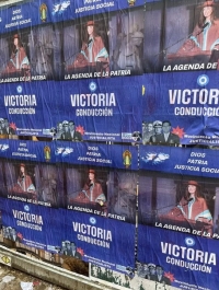 Con afiches «Victoria Conducción» amaneció empapelada la zona del Congreso de la Nación