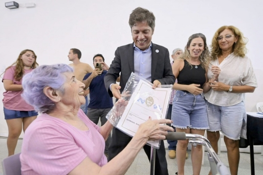 Axel Kicillof entregó títulos de propiedad gratuitos a familias del municipio de Villarino