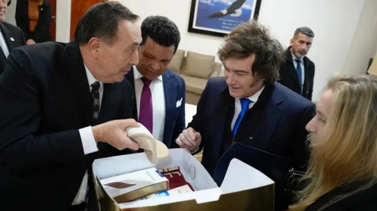 El «milagro» del pastor amigo de Milei: Dijo que 100 mil pesos se convirtieron en 100 mil dólares