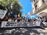 Multitudinaria marcha de sindicatos y organizaciones sociales en rechazo a la reforma laboral