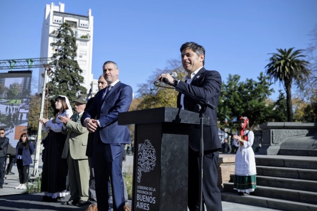 Axel Kicillof junto a Julio Alak inauguraron las obras de remodelación de Plaza Italia