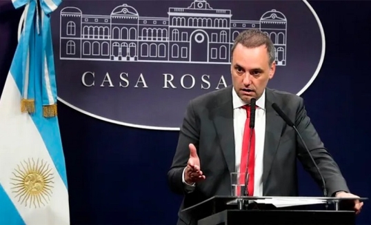 El dibujo de Adorni: Ahora presentó su declaración jurada y admitió contar con dinero en «negro»