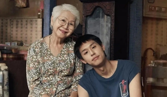Estrenan la película «Cómo ser millonario antes que muera la abuela»