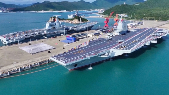 China pone en servicio su portaviones más avanzado