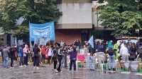 Organizaciones sociales realizaron una olla popular frente al departamento de Manuel Adorni