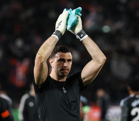 El “Dibu” Martínez sufrió una lesión en el calentamiento