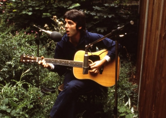 Se puede ver el musical documental «Paul McCartney and Wings - One Hand Clapping»