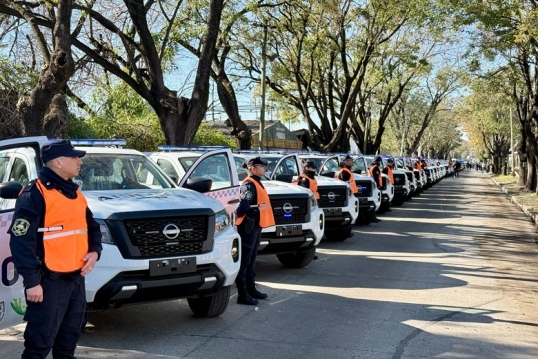 El gobernador Axel Kicillof entregó patrulleros y motos para fortalecer la seguridad en Florencio Varela