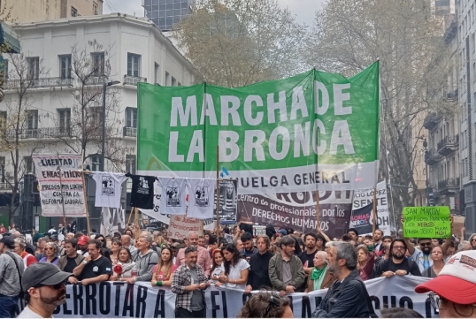 Multitudinaria marcha: “Organizar la bronca para derrotar a Milei”