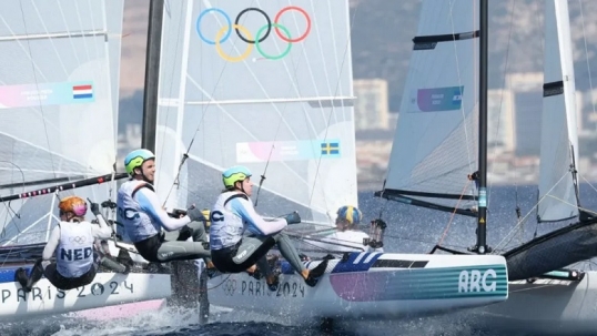 Juegos Olímpicos 2024: Los regatistas Mateo Majdalani y Eugenia Bosco ganaron la décima carrera del Nacra 17