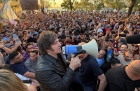 Corrientes: Milei realizó una breve recorrida por la calle junto a la exvedette Virginia Gallardo