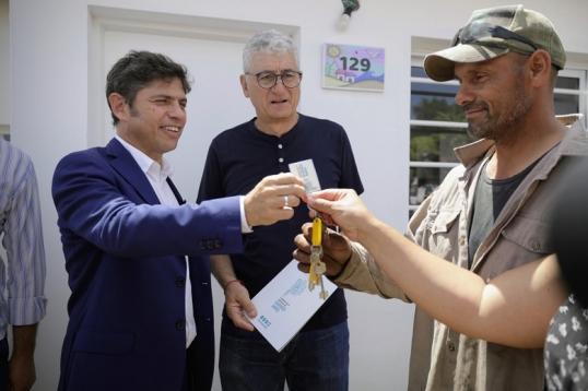 Villa Gesell: Kicillof inauguró una Casa de Abrigo para niños en situación de vulnerabilidad social y entregó viviendas