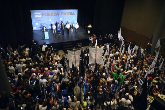 Kicillof: “No cambio ni un minuto en los barrios junto a los trabajadores por el abrazo de un presidente extranjero”