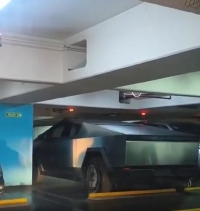 Un diputado de La Libertad Avanza llegó al Congreso en camioneta Tesla Cybertruck