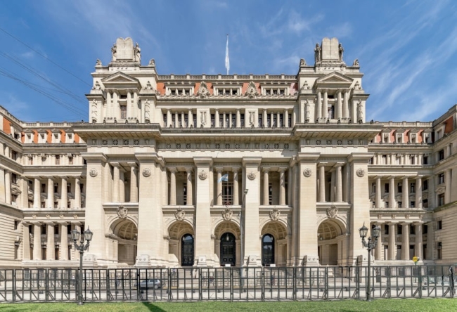 Universitarios y movimientos sociales realizan clases públicas frente a la Corte Suprema