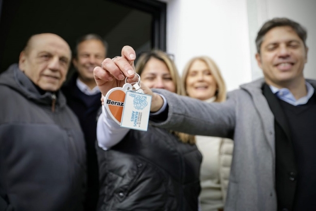 Axel Kicillof y Verónica Magario entregaron 110 viviendas a familias de Berazategui