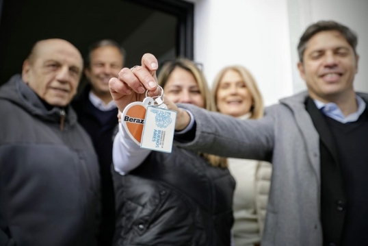 Axel Kicillof y Verónica Magario entregaron 110 viviendas a familias de Berazategui