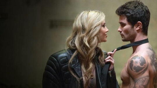 Estrenan el film «Almas marcadas», con Chase Stokes, Sydney Taylor, Alexander Ludwig