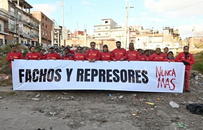 El Frente de Izquierda replicó la foto que hizo LLA y el PRO en Villa Celina