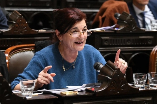 Kelly Olmos: “Adorni no se fue por una decisión del Gobierno, la sociedad piensa que era un chorro”