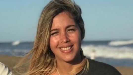 Iara Guinsel Costa, la secretaria que acompaña al senador Kueider en Paraguay