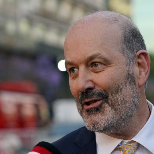 Federico Sturzenegger disfruta el cierre de 200 áreas del Estado