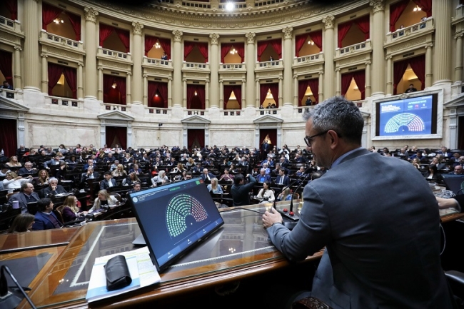 Diputados sesiona para aprobar con cambios la reforma laboral de Javier Milei