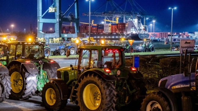Bélgica: Agricultores bloquean el puerto Amberes