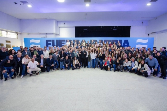 Axel Kicillof reunió a todos los que integran Fuerza Patria y manifestó: “Acá nadie se desmoviliza”