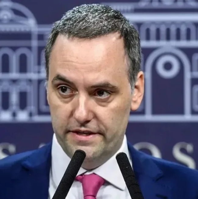Adorni, no dio explicaciones sobre el viaje y su patrimonio y atacó a la prensa