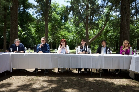 Cumbre del PJ Bonaerense: Cristina, Sergio Massa, Axel Kicillof y Máximo Kirchner encabezan encuentro