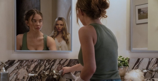 Se estrena el film «La Empleada», con Amanda Seyfried, Sydney Sweeney, Brandon Sklenar