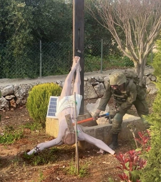 Un soldado israelí destruye una estatua de Jesucristo en el Líbano