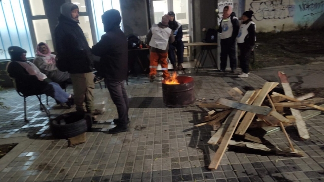Santa Cruz: Docentes profundizan la protesta y bloquean el ingreso al CPE en Río Gallegos