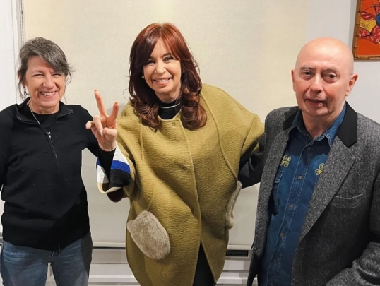 Máximo Kirchner difundió una foto de Cristina, con el Indio Solari: «A horas de cumplirse 3 años del atentado contra CFK»