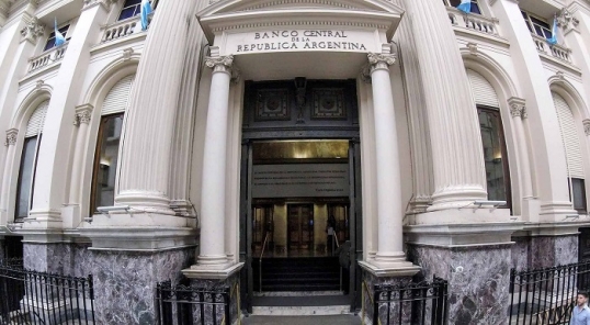 El Banco Central busca limitar el acceso a dólares para el pago de obligaciones negociables de empresas en moneda extranjera