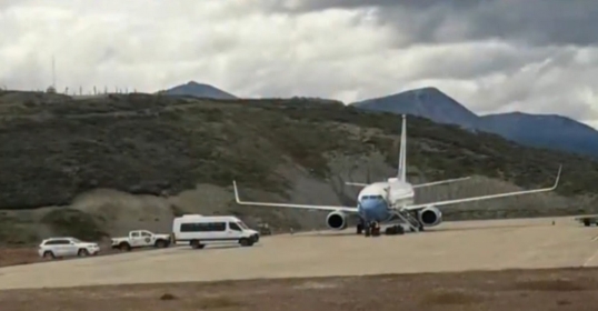 Un avión oficial de los EE.UU. aterrizó en el aeropuerto de Ushuaia