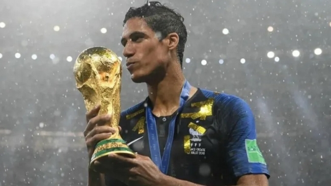 El defensor francés, Raphael Varane anunció su retiro del fútbol a los 31 años