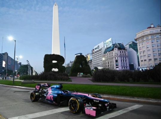 Se presentó en el Obelisco el auto que usará Franco Colapinto