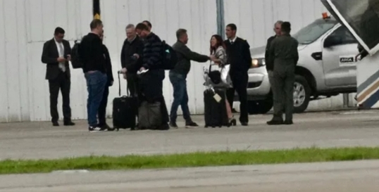 Adorni negó que Macarena, la “tiktokera libertaria” sea su community, en el vuelo presidencial