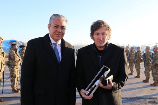 Neuquén: Javier Milei recorrió los yacimientos de Vaca Muerta y las oficinas centrales de YPF