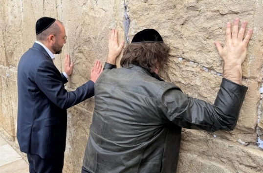 Javier Milei arribó a Israel y pasó por el Muro de los Lamentos
