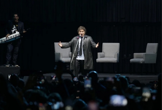 Javier Milei presenta su libro y realiza un show musical con su banda