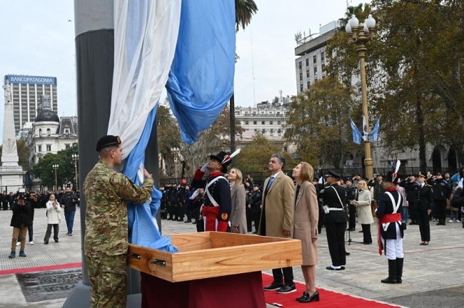 En el día de la Patria: Jorge Macri encabezó el izamiento de la bandera en la Plaza de Mayo